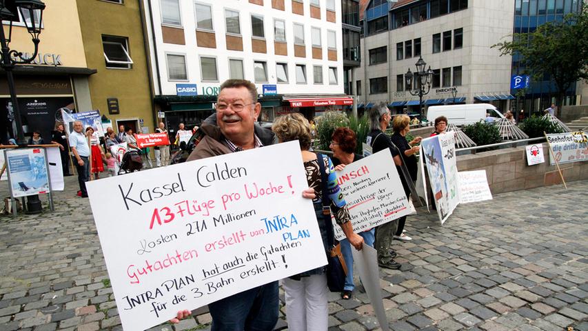 Nahezu der ganze Lorenzer Platz war mit Demonstranten gefüllt, die die Anwesenheit der bayerischen Staatsregierung nutzten, um auf sich und ihre Themen aufmerksam zu machen.