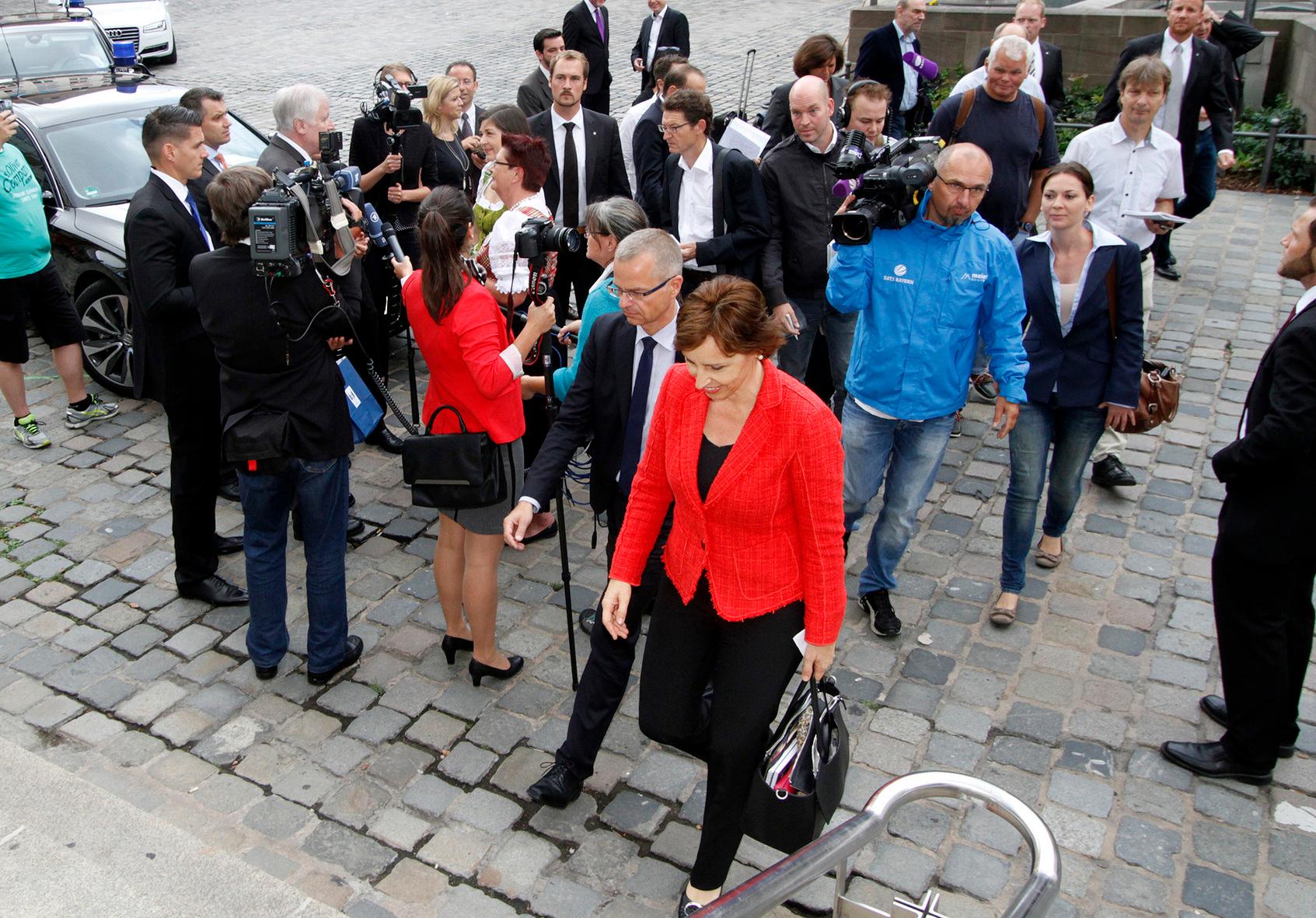 Polit-Promis und Proteste: Kabinett tagt im Heimatministerium