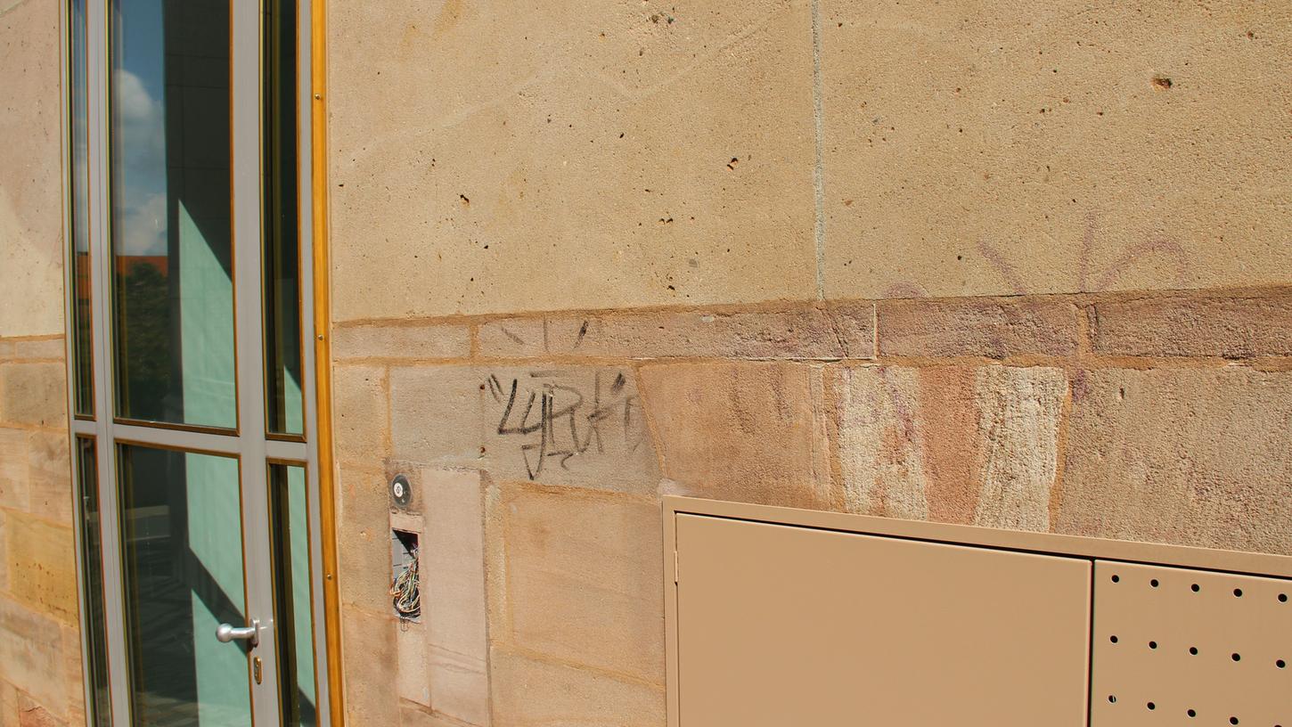 Heimatministerium: Pförtner verjagt Graffiti-Schmierer