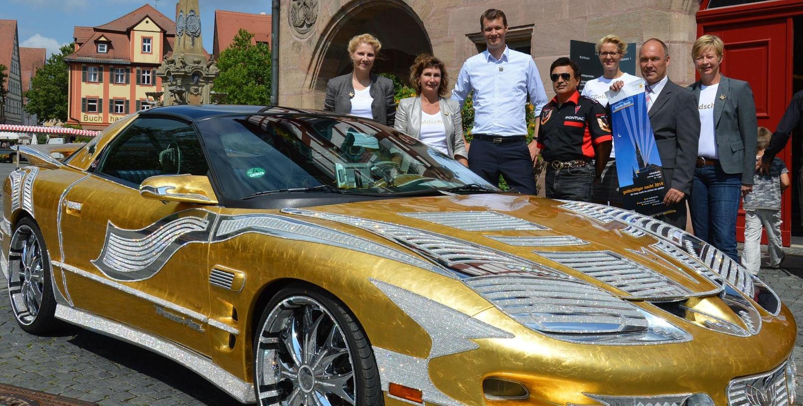 Ali Naeemi (in der Mitte rechts neben OB Thürauf) präsentierte bei der Goldschlägernacht 2014 sein Gold-Auto.