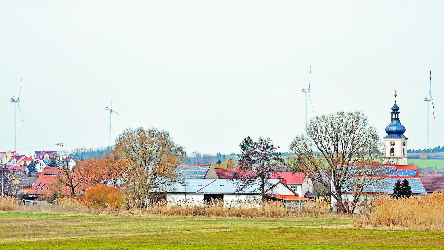 Insgesamt vier Windkraftanlagen produzieren bei Mühlhausen (im Foto) zurzeit Strom. Je fünf weitere Windräder sind noch bei Lonnerstadt und bei Vestenbergsgreuth geplant.