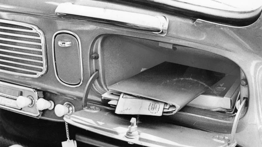Die Brieftasche mit Geld und den Wagenpapieren vergessen.  Hier geht es zum Artikel: 15. August 1964: Einbrechern wird ihr Handwerk nur zu oft erleichtert.