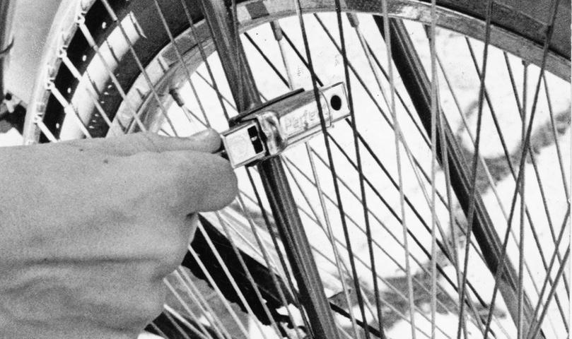 Nicht empfehlenswert zum Schutz von Fahrrädern sind nach Ansicht der Polizei Speichenschlösser. Hier geht es zum Artikel: 15. August 1964: Einbrechern wird ihr Handwerk nur zu oft erleichtert.