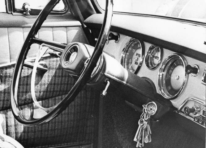 Manchmal lassen Autofahrer sogar die Schlüssel im Lenkschloß stecken. Die Kripo rät, solche Fehler künftig zu vermeiden.  Hier geht es zum Artikel: 15. August 1964: Einbrechern wird ihr Handwerk nur zu oft erleichtert.