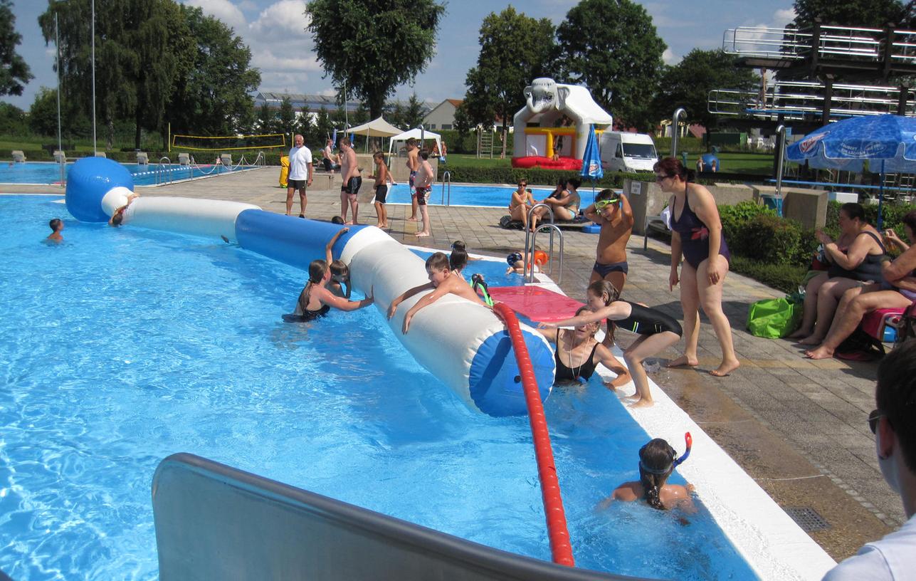 Feucht-fröhlicher Spaß beim Schwimmbadfest in Heideck