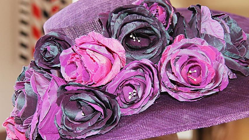 Auf dem Hut, der einen Durchmesser von rund 60 Zentimetern hat, sind elf Rosen angebracht, die in aufwendiger Arbeit aus Seide geformt wurden.