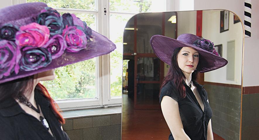 Marlene trägt hier ein Prachtexemplar, hergestellt von ihrer Lehrkraft Katja Weber. Die "Crown", so wird die Form des Hutes bezeichnet, wird mit einem Drahtband am Hutrand fixiert.