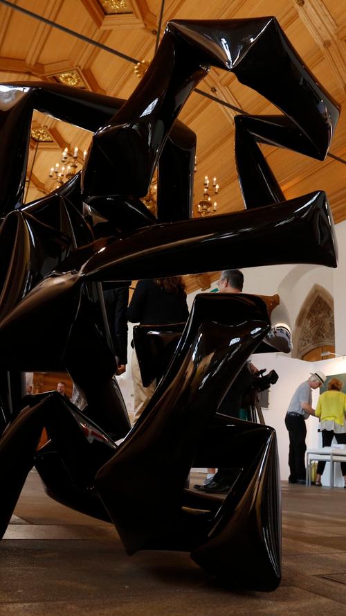Willi Sieber stellt in zahlreichen Galerien der Welt aus - und auch in Nürnberg ist er mit der Skulptur "Liegende" vertreten.