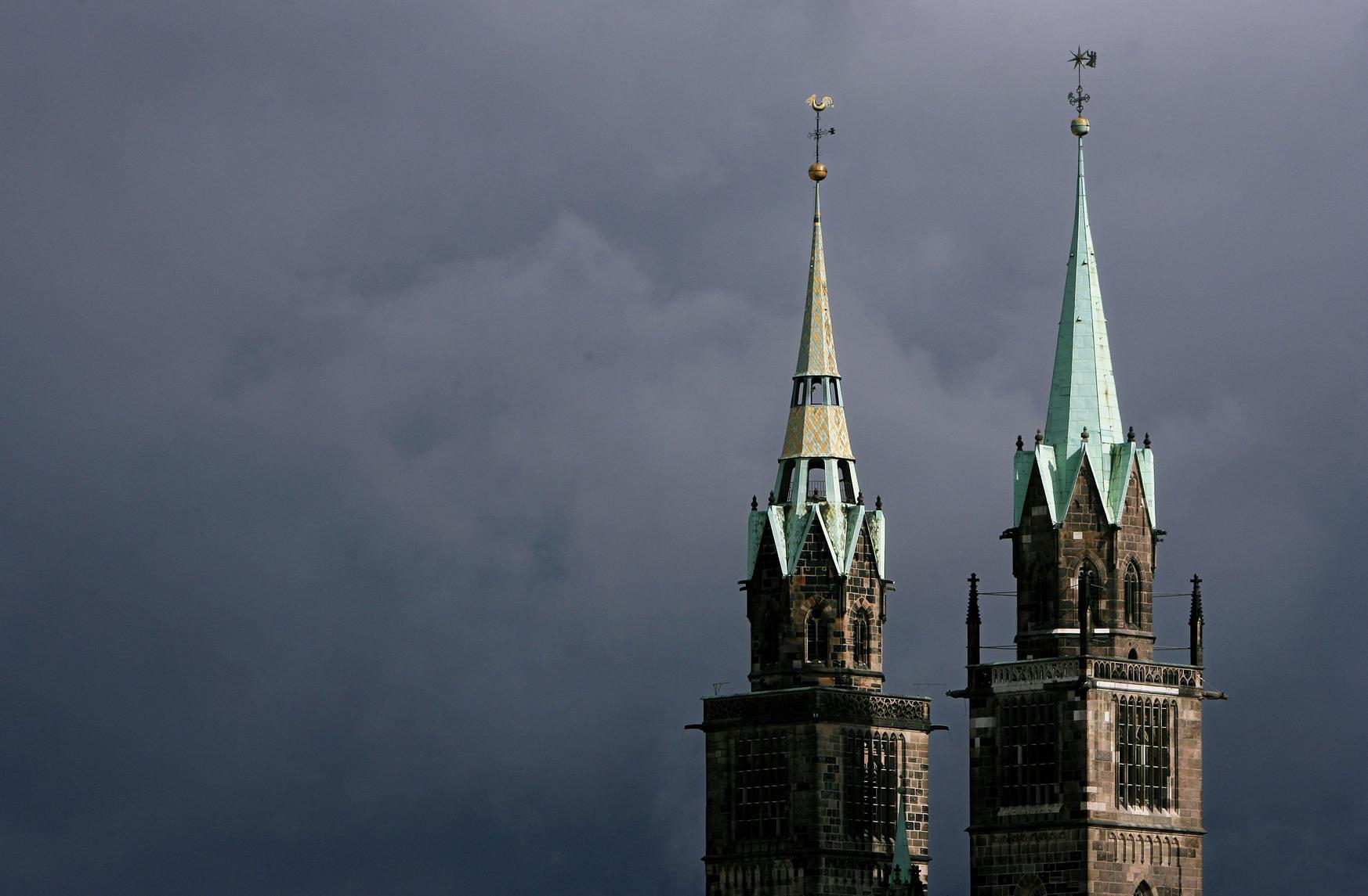 Auf den ersten Blick sehen sie genau gleich aus: 81 Meter hoch, spitz zulaufendes Dach, grüne Ziegel. Doch bei genauerem Hinsehen fallen die Unterschiede auf: Während der Nordturm mit prächtigen goldenen Schindeln besetzt ist, zieren den Südturm nur Kupferplatten. Der Grund liegt in der Finanzierung. Der Nordturm lag im 15. Jahrhundert unter der Pflege der wohlhabenden Imhoff-Familie, während der Südturm durch die Almosenstiftung der Stadt Nürnberg instand gehalten wurde. Das Geld der Imhoffer verlieh dem Nordturm das etwas strahlendere Aussehen.