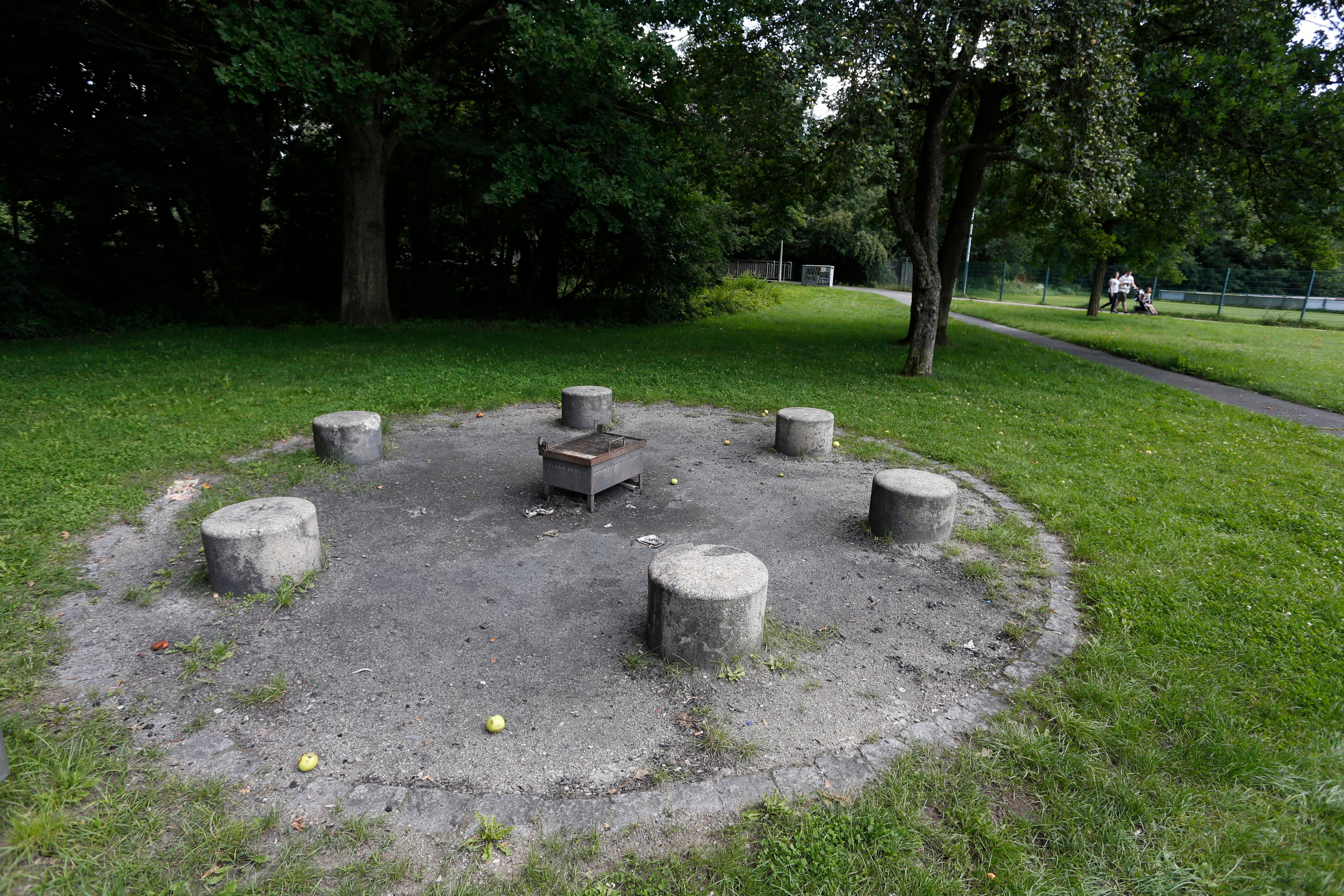 Südlich von Nürnberg bietet Katzwang drei weitere Grillplätze: Auf der Höhe Bootsweg, im Marthweg auf der Höhe Sauerbruchstraße und - als Geheimtipp - in der Ellwangerstraße, Ecke Hauptstraße. Letzterer liegt 300 Meter Fußweg vom Parkplatz entfernt, idyllisch zwischen Streuobstwiesen im Rednitztal.