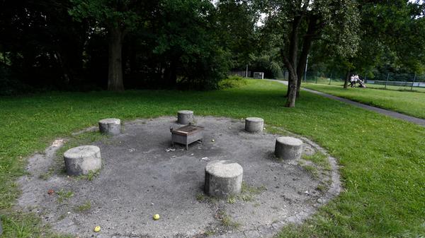 Südlich von Nürnberg bietet Katzwang drei weitere Grillplätze: Auf der Höhe Bootsweg, im Marthweg auf der Höhe Sauerbruchstraße und - als Geheimtipp - in der Ellwangerstraße, Ecke Hauptstraße. Letzterer liegt 300 Meter Fußweg vom Parkplatz entfernt, idyllisch zwischen Streuobstwiesen im Rednitztal.