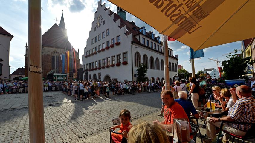 Sonniger Auftakt des Neumarkter Jura-Volksfests 2014