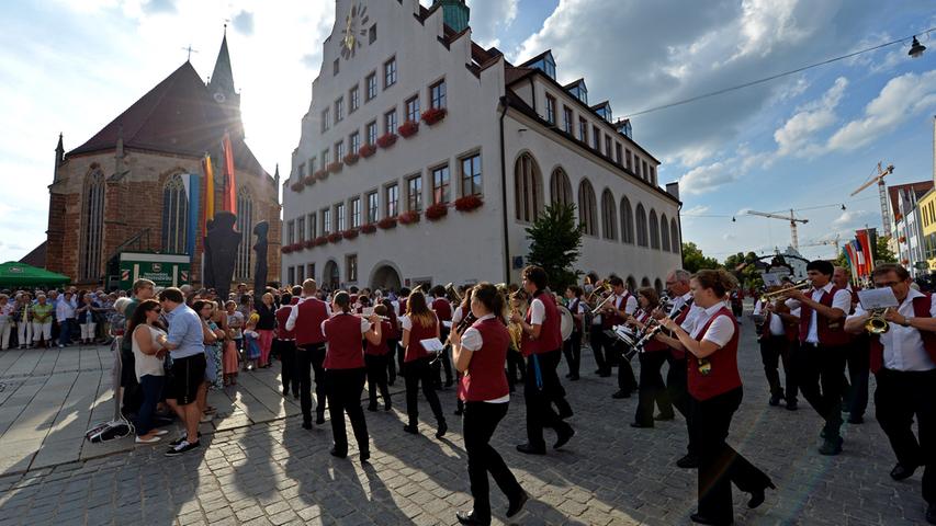 Sonniger Auftakt des Neumarkter Jura-Volksfests 2014