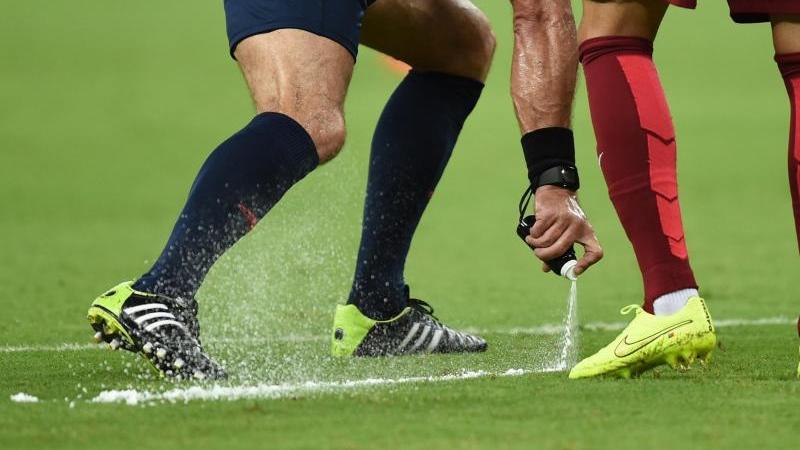 Das Freistoß-Spray soll ab Mitte Oktober auch in der Bundesliga zum Einsatz kommen.