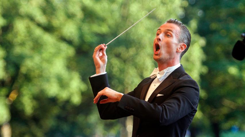Dirigent Alexander Shelley und seine Nürnberger Symphoniker gaben am Samstag das letzte Konzert des Klassik Open Air 2014.