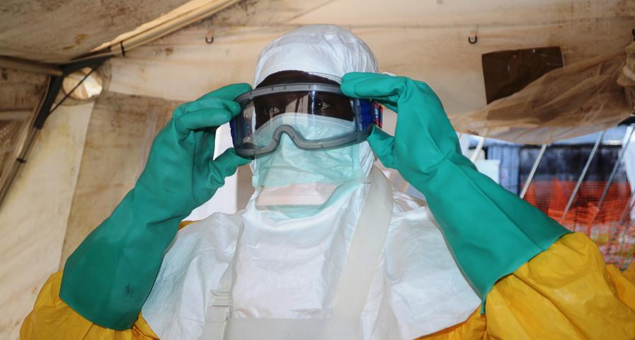 Ein Medizinstudent aus Deutschland wird wegen Ebola-Verdachts am 11. August in einem Krankenhaus in Ruanda untersucht. Der Patient liege auf einer Isolierstation, teilt das Gesundheitsministerium in Kigali mit.