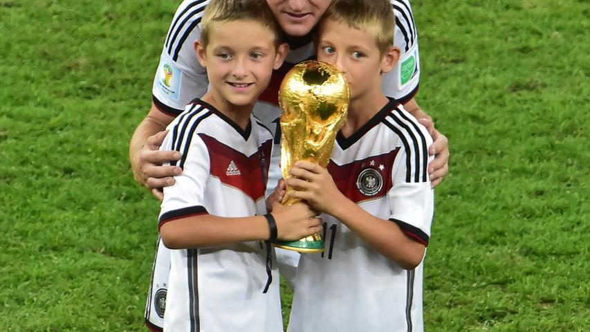 Vier Anläufe musste Klose nehmen, bis es 2014 in Brasilien endlich geklappt hat. Der Tor-Held holt sich nach über 13 Jahren im DFB-Dress den Weltpokal und beendet seine Karriere anschließend auf dem Höhepunkt.