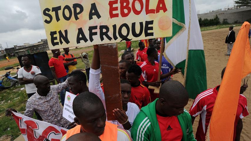 Fußballspieler des FC Gberedou Abobo aus West-Afrika fordern die Regierung auf, mehr im Kampf gegen Ebola zu unternehmen.
