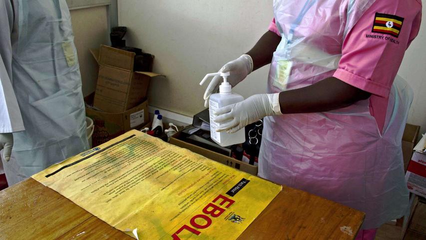 Gegen Ebola gibt es keine Impfmittel und keine Therapie. Aufklärung über Übertragung, Symptome und Vorsichtsmaßnahmen ist die wichtigste Maßnahme im Kampf gegen den Virus.