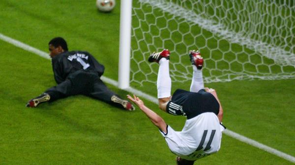 Bekannt war Miroslav Klose nicht nur für seine 71 Tore für die Nationalmannschaft, sondern auch für seinen Jubel-Salto nach jedem Treffer - bis er ihn aus gesundheitlichen Gründen nicht mehr machen durfte und auf andere Gute-Laune-Nachweise umsteigen musste. In insgesamt 137 Spielen für die Nationalmannschaft wurde er 2002 Vizeweltmeister, 2008 Vizeeuropameister und 2014 schließlich Weltmeister, bevor er seine Karriere in der Nationalmannschaft im Alter von 36 Jahren beendete. Außerdem war er Teil der Mannschaft, die bei der WM 2006 im eigenen Land das Sommermärchen schrieb.