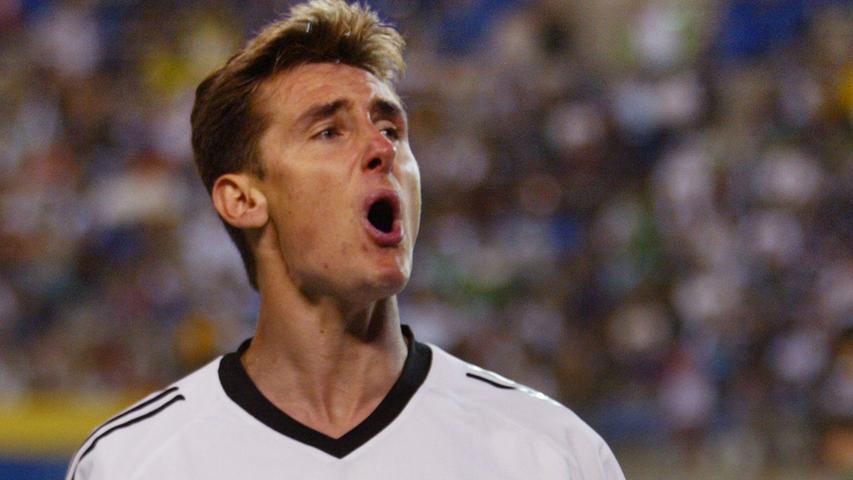 Miroslav Klose jubelt nach seinem vierten WM-Tor bei der WM 2002. Gegen Irland köpft er das 1:0, am Ende steht es 1:1.