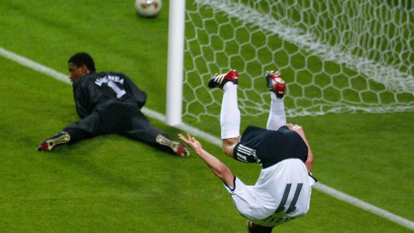Bei der WM 2002 gegen Saudi-Arabien zündet Klose das Tor-Feuer: WM-Treffer eins, zwei und drei gehen auf sein Konto. Deutschland gewinnt am Ende 8:0. Der legendäre Salto folgt fortan nach allen seinen Treffern.