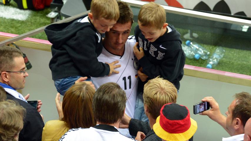 Der Besuch der Bundeskanzlerin half aber nichts, Klose und sein Team verloren das Halbfinale gegen Italien. Nach dem Spiel hält der Familienvater seine beiden Söhne in den Armen.