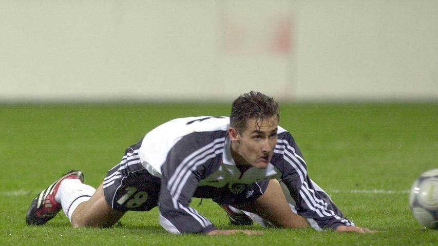 Nach 137 Länderspielen für die deutsche Nationalmannschaft hängt Miroslav Klose sein Trikot an den Nagel. Sein erstes Spiel für den DFB war das WM-Qualifikationsspiel zur Fußball-WM 2002 in Korea und Japan zwischen Deutschland und Albanien. Klose gelang ein Traum-Debüt, er knipste den 2:1-Siegtreffer.