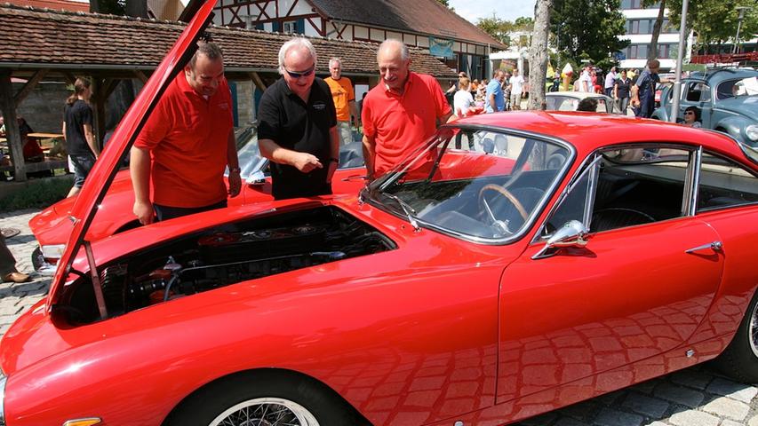Christian Waasner (Mitte) ist der Vorsitzende des Forchheimer Vereins "Gentlemen´s Cars Club". Hier begutachtet er mit seinem Vize Alexander Maier (li.) und Rainer Ruis über dessen Ferrari mit einem Zwölf-Zylinder-Motor.