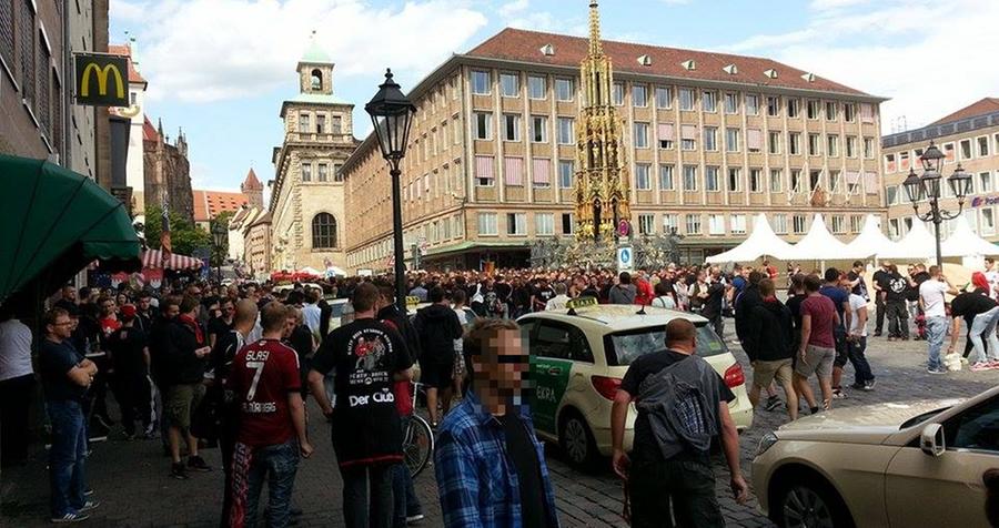 Die ersten Clubfans versammeln sich auf dem Nürnberger Hauptmarkt.