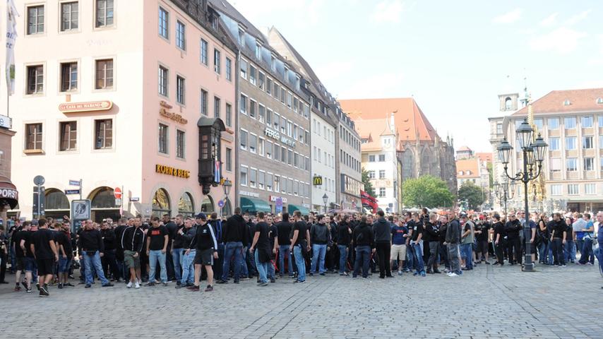 Derbyfieber: Nürnberger Schlachtenbummler am Hauptmarkt