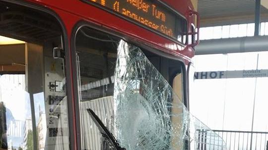 Am 11. August 2014 soll der Angeklagte einen Feuerlöscher auf die Fahrerkabine eines entgegenkommenden U-Bahn-Zuges geworfen haben.