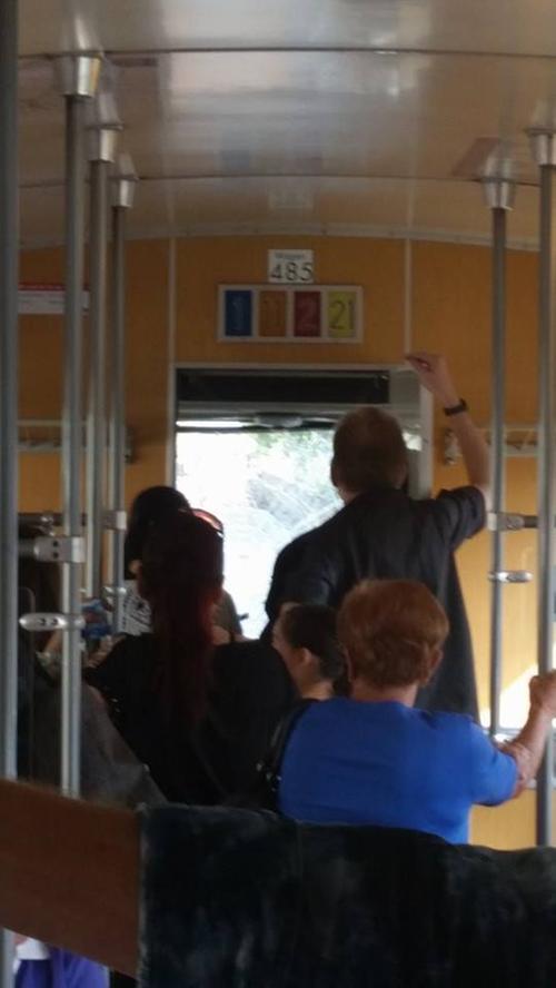 Die Fahrgäste in der Bahn wollten schnell wissen, was los ist.