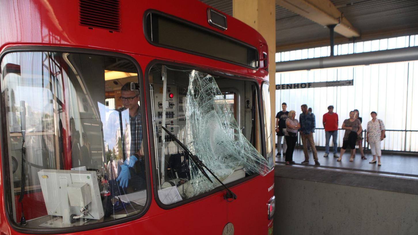 Ein 23-jähriger Nürnberger wurde am 15. August verhaftet. Er steht in dringendem Tatverdacht einen Feuerlöscher auf eine U-Bahn geworfen und die 22-jährige Fahrerin verletzt zu haben.