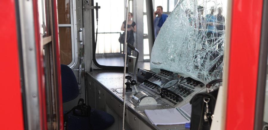 Am 11. August 2014 soll der Angeklagte einen Feuerlöscher auf die Fahrerkabine eines entgegenkommenden U-Bahn-Zuges geworfen haben. Am 11. August 2014 soll der Angeklagte einen Feuerlöscher auf die Fahrerkabine eines entgegenkommenden U-Bahn-Zuges geworfen haben.