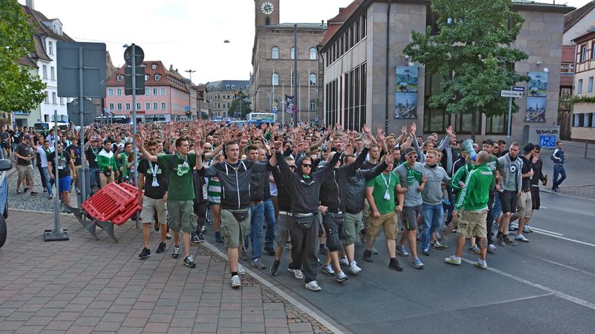 Tausende Fürther Fans versammelten sich am Rathaus auf marschierten in Richtung Ronhof.