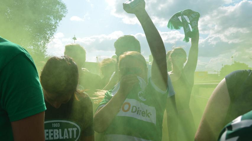 Weiß-grüne Wolken über Fürth: Kleeblatt-Fanzug zum Derby