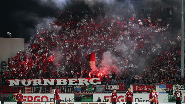 Beide Fanlager überzeugten an jenem Montagabend mit sehenswerten Choreographien und lautstarken Gesängen. Die Club-Anhänger fielen aber aus dem Rahmen, zündeten während der 90 Minuten jede Menge Feuerwerk und zwangen damit den DFB zum Handeln: Für zwei Heimspiele wurden im Herbst die Stimmungsblöcke in der Nordkurve gesperrt.