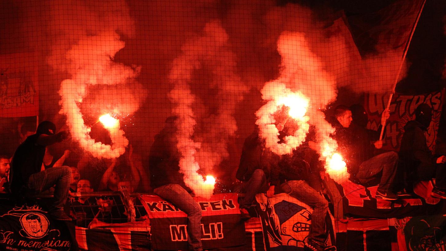 Rauchschwaden aus dem Gästefanblock: Im August 2014 konnten sich die Verantwortlichen der SpVgg Greuther Fürth nicht erklären, wie eine solche Menge Pyrotechnik ins Stadion gelangen konnte.