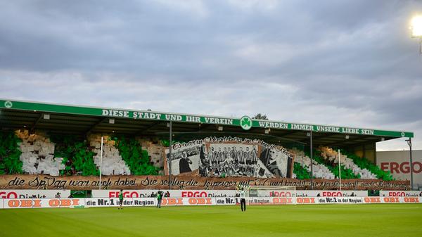 Am 11.08.2014 präsentierten die Kleeblatt-Fans eine Choreo zur Erinnerung an Fürths erste Deutsche Meisterschaft im Jahr 1914.