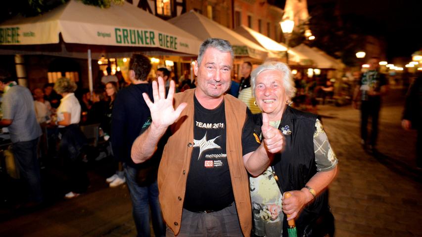 FOTO: Hans-Joachim Winckler DATUM: 11.8.2014..MOTIV: Derby Spvgg gg Club -  Fürther feiern in der Gusatvstraße