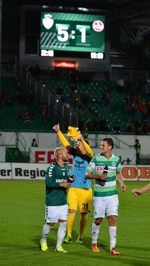 Das spricht Bände: Die SpVgg Greuther Fürth hat den 1. FC Nürnberg mit 5:1 deklassiert. Nach dem Spiel feierten die Spieler daher besonders ausgelassen mit ihren Fans.