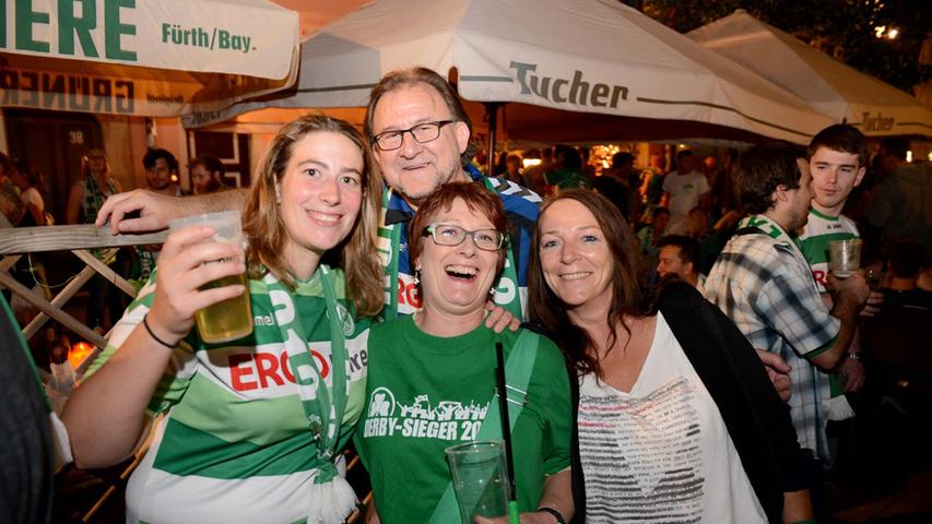 FOTO: Hans-Joachim Winckler DATUM: 11.8.2014..MOTIV: Fans und und später auch  Mannschaft feiern in der Gustavstraße den 5:1-Derbysieg gegen den Club