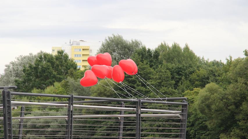 ...denn am Ende des Steges stemmten sich Luftballonherzen in den Wind.