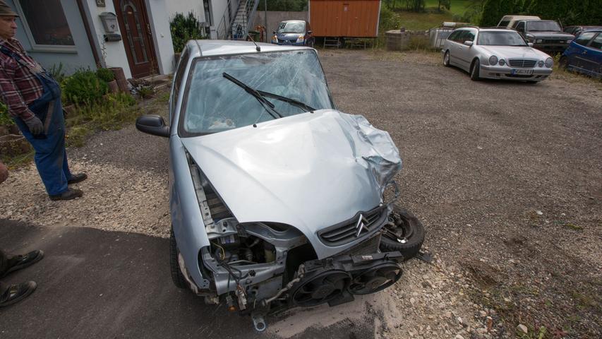 Am Dienstagmorgen ereignete sich in Obererlbach ein schwerer Verkehrsunfall. Eine Pkw-Fahrerin kam in einer leichten Rechtskurve auf die Gegenfahrbahn und prallte dort frontal mit einem entgegenkommenden Lkw zusammen.