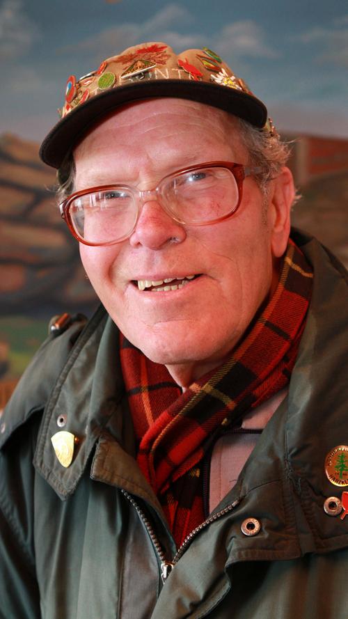 Ein anderes Beispiel für den Extremwanderer ist „Brocken-Benno“, wie sich der 82-jährige Benno Schmidt aus Wernigerode nennt. Er hat den Brocken, Norddeutschlands höchsten Berg, bislang 7390 Mal erklommen (Stand: 6. August).