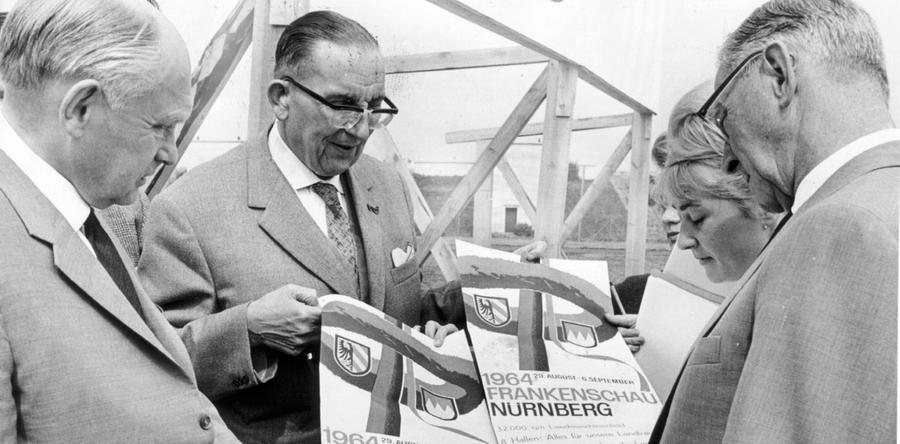 Es ist auch alles vorbereitet, damit für diese Ausstellung die Reklametrommel gerührt werden kann, wie Direktor Könicke zeigt.  Hier geht es zum Artikel: 21. August 1964: Nürnberg wagt Experiment mit landwirtschaftlicher Ausstellung.