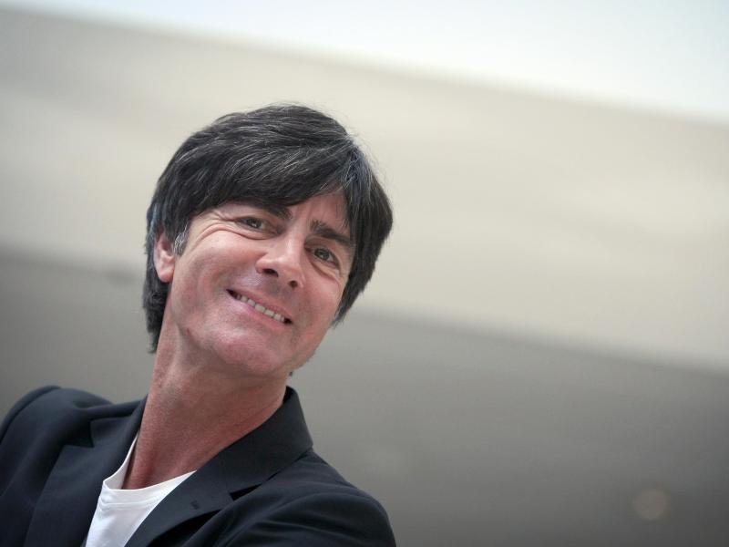 Am 3. Februar 1960 wurde Joachim Löw in Schönau nahe der Schweizerischen Grenze geboren. Im Schwarzwald wuchs er auf und machte seine ersten Schritte mit dem Ball. 1970 wurde er Bezirksmeister der D-Jugend. Löw erzählte später: "Jeden Tag nach der Schule habe ich mit Freunden auf der Straße Fußball gespielt." Noch in der Jugend wechselte er nach Freiburg zu den Sportfreunden Eintracht Freiburg. Im Breisgau absolvierte er auch eine Ausbildung zum Groß- und Außenhandelskaufmann.