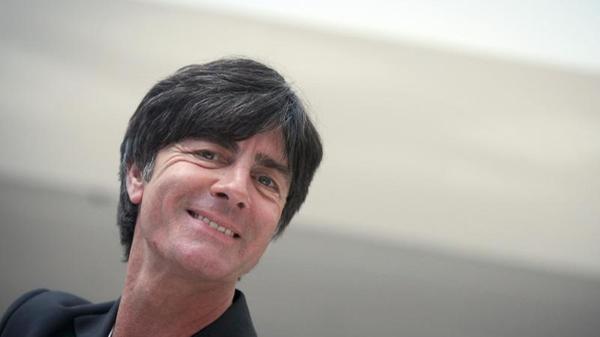 Am 3. Februar 1960 wurde Joachim Löw in Schönau nahe der Schweizerischen Grenze geboren. Im Schwarzwald wuchs er auf und machte seine ersten Schritte mit dem Ball. 1970 wurde er Bezirksmeister der D-Jugend. Löw erzählte später: "Jeden Tag nach der Schule habe ich mit Freunden auf der Straße Fußball gespielt." Noch in der Jugend wechselte er nach Freiburg zu den Sportfreunden Eintracht Freiburg. Im Breisgau absolvierte er auch eine Ausbildung zum Groß- und Außenhandelskaufmann.