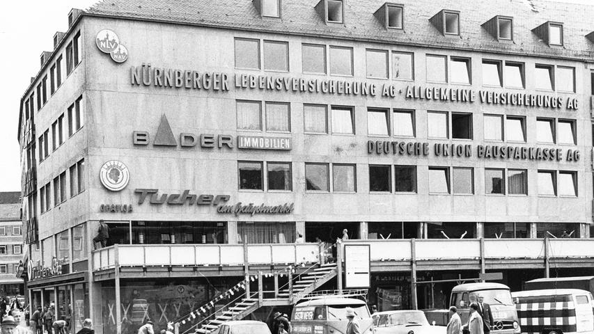 Der Neubau der Südfront des Nürnberger Hauptmarkts wurde jetzt von zwei neuen Mietern bezogen: Ein jugoslawisches Lokal und ein Schnell-Imbiss können dort besucht werden. Hier geht es zum Artikel: 23. August 1964: Nürnbergs Hauptmarkt lebt.